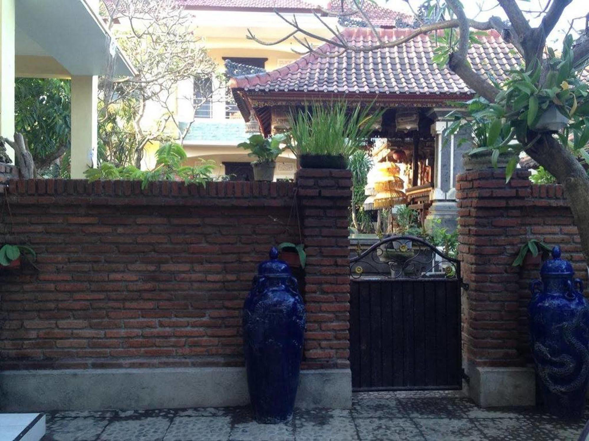 Sari Buana Bed & Breakfast Kuta  Exterior photo