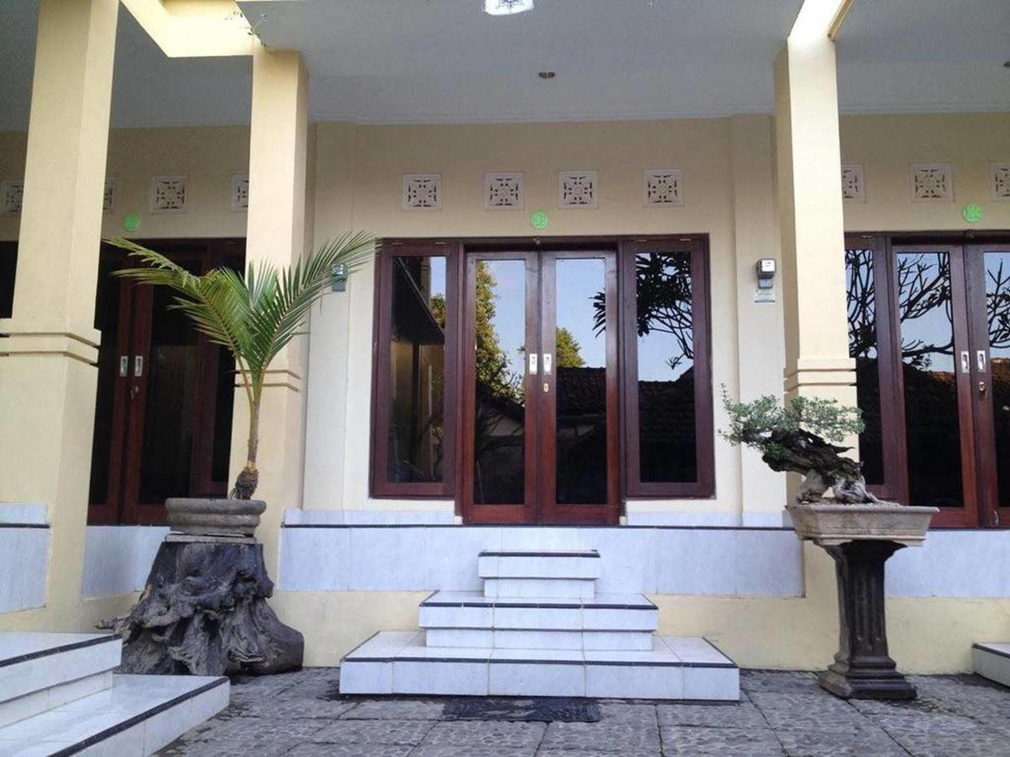 Sari Buana Bed & Breakfast Kuta  Exterior photo
